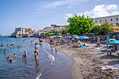 Blick auf den Strand von Miramare e Castello,Hafen von Ischia,Insel Ischia,Kampanien,Italien,Europa