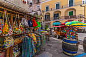 Blick auf Geschäft und Café in der Nähe des Castello Aragonese,Hafen von Ischia,Insel Ischia,Kampanien,Italien,Europa