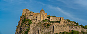 Blick auf das Castello Aragonese bei Sonnenuntergang,Hafen von Ischia,Insel Ischia,Kampanien,Italien,Europa