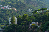 Blick auf Hügel und Villen nahe der Burg Aragonese bei Sonnenuntergang,Hafen von Ischia,Insel Ischia,Kampanien,Italien,Europa