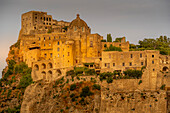 Blick auf das Castello Aragonese bei Sonnenuntergang,Hafen von Ischia,Insel Ischia,Kampanien,Italien,Europa