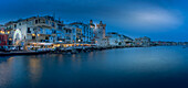 Blick auf den Dom Santa Maria Assunta und die Küstenlinie in der Abenddämmerung,Hafen von Ischia,Insel Ischia,Kampanien,Italien,Europa