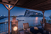 Blick auf das Castello Aragonese in der Abenddämmerung,Hafen von Ischia,Insel Ischia,Kampanien,Italien,Europa