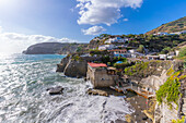 Blick auf die Küstenlinie von einer erhöhten Position in Sant'Angelo,Sant'Angelo,Insel Ischia,Kampanien,Italien,Europa