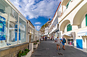 Blick auf Straße und weiß getünchte Gebäude in Sant'Angelo,Sant'Angelo,Insel Ischia,Kampanien,Italien,Europa