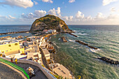 Blick auf Torre di Sant'Angelo von erhöhter Position in Sant'Angelo,Sant'Angelo,Insel Ischia,Kampanien,Italien,Europa