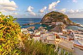 Blick auf Torre di Sant'Angelo von erhöhter Position in Sant'Angelo,Sant'Angelo,Insel Ischia,Kampanien,Italien,Europa