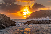 Blick auf die Küstenlinie bei Sonnenuntergang von Sant'Angelo,Sant'Angelo,Insel Ischia,Kampanien,Italien,Europa