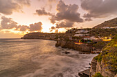 Blick auf die Küstenlinie in der Abenddämmerung von Sant'Angelo,Sant'Angelo,Insel Ischia,Kampanien,Italien,Europa