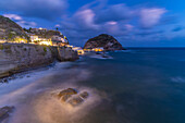 Blick auf Torre di Sant'Angelo von erhöhter Position in Sant'Angelo in der Abenddämmerung,Sant'Angelo,Insel Ischia,Kampanien,Italien,Europa