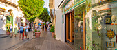 Blick auf die Geschäfte in Porto d'Ischia (Hafen von Ischia),Insel Ischia,Kampanien,Italien,Europa