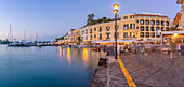 Blick auf Restaurants in Porto d'Ischia (Hafen von Ischia) in der Abenddämmerung,Insel Ischia,Kampanien,Italien,Europa