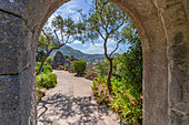 Blick auf Bogen und tropische Flora im Botanischen Garten Giardini la Mortella,Forio,Insel Ischia,Kampanien,Italien,Europa