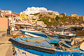 Blick auf Boote in Marina di Corricella und die Kirche Santa Maria delle Grazie im Hintergrund,Procida,Phlegräische Inseln,Golf von Neapel,Kampanien,Süditalien,Italien,Europa