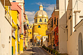 Blick auf enge Straße und Kirche Santa Maria delle Grazie,Procida,Phlegräische Inseln,Golf von Neapel,Kampanien,Süditalien,Italien,Europa