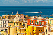 Blick von erhöhter Position über Stadt und Kirche Santa Maria delle Grazie,Procida,Phlegräische Inseln,Golf von Neapel,Kampanien,Süditalien,Italien,Europa