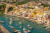 Blick auf Marina di Corricella von erhöhter Position aus,Procida,Phlegräische Inseln,Golf von Neapel,Kampanien,Süditalien,Italien,Europa