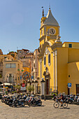 Blick auf den Uhrenturm der Kirche Santa Maria della Pieta im Fischereihafen Marina Grande,Procida,Phlegräische Inseln,Golf von Neapel,Kampanien,Süditalien,Italien,Europa