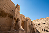 Eingang des Ramses III-Tempels,Tempelkomplex von Karnak,UNESCO-Welterbe,Theben,Ägypten,Nordafrika,Afrika