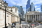 Die Bank of England und Royal Exchange mit der Börse,Horizon 22 und den modernen Finanzzentren dahinter,City of London,London,England,Vereinigtes Königreich,Europa