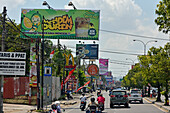 Werbetafeln in einer Straße von Yogyakarta,Insel Java,Indonesien,Südostasien,Asien,Asien