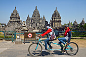 Touristische Fahrradtour,Sewu Temple Compound,buddhistischer Tempel aus dem 8. Jahrhundert im Norden der Prambanan Temple Compounds,UNESCO-Weltkulturerbe,Region Yogyakarta,Insel Java,Indonesien,Südostasien,Asien