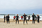 Surfkurs am Strand von Zurriola,Stadtteil Gros,San Sebastian,Golf von Biskaya,Provinz Gipuzkoa,Baskenland,Spanien,Europa