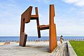 Empty Construction,Edelstahlskulptur des baskischen spanischen Bildhauers Jorge Oteiza,1908-2003,Paseo Nuevo,San Sebastian,Golf von Biskaya,Provinz Gipuzkoa,Baskenland,Spanien,Europa