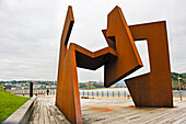 Empty Construction,Edelstahlskulptur des baskischen spanischen Bildhauers Jorge Oteiza,1908-2003,Paseo Nuevo,San Sebastian,Golf von Biskaya,Provinz Gipuzkoa,Baskenland,Spanien,Europa