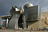 Sculpture The Big Tree consisting of 80 stainless steel balls with reflections, by Anish Kapoor, in front of the Guggenheim Museum designed by architect Frank Gehrt, Bilbao, Bay of Biscay, Basque Country, Spain, Europe