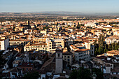 Blick vom Mirador de la Lona bei Sonnenaufgang auf die Skyline von Albaicin,UNESCO-Weltkulturerbe,Granada,Andalusien,Spanien,Europa