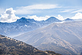 Panoramablick auf die verschneite Sierra Nevada mit Alcazaba und Mulhacen,von Guejar Sierra aus gesehen,Sierra Nevada,Granada,Andalusien,Spanien,Europa