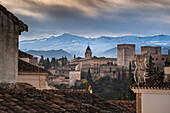 Albaicin Dächer,Alhambra und verschneite Sierra Nevada Berge im Herbst,Granada,Andalusien,Spanien,Europa