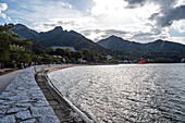 Blick entlang der Uferlinie von Miyajima,Itsukushima Shinto-Schrein und Pagode,UNESCO-Weltkulturerbe,Insel Miyajima,Präfektur Hiroshima,Honshu,Japan,Asien