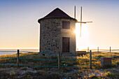 Windmühlen von Apulien bei Sonnenuntergang im Sommer,Apulien,Esposende,Braga,Norte,Portugal,Europa