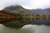 Buttermere im Herbst,Lake-District-Nationalpark,UNESCO-Welterbe,Cumbria,England,Vereinigtes Königreich,Europa