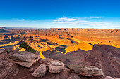 Biegung des Colorado River am Dead Horse Point bei Sonnenaufgang,Dead Horse Point State Park,Utah,Vereinigte Staaten von Amerika,Nordamerika