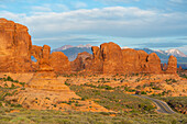 Felsformationen bei Windows Section gegen La Sal Mountains,Arches National Park,Utah,Vereinigte Staaten von Amerika,Nordamerika