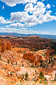 Panoramablick auf Hoodoos und Felsformationen,Rim Trail in der Nähe des Sunset Point,Bryce Canyon National Park,Utah,Vereinigte Staaten von Amerika,Nordamerika