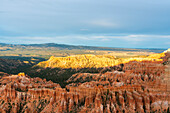 Bryce Canyon Amphitheater bei Sonnenuntergang,Inspiration Point,Bryce Canyon National Park,Utah,Vereinigte Staaten von Amerika,Nordamerika