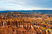 Bryce Canyon Amphitheater bei Sonnenuntergang,Inspiration Point,Bryce Canyon National Park,Utah,Vereinigte Staaten von Amerika,Nordamerika