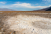 Salzpfannen an einem sonnigen Tag,Badwater Basin,Death Valley National Park,Ostkalifornien,Kalifornien,Vereinigte Staaten von Amerika,Nordamerika