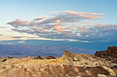 Natürliche Felsformationen mit Manly Beacon am Zabriskie Point bei Sonnenaufgang,Death Valley National Park,Ostkalifornien,Kalifornien,Vereinigte Staaten von Amerika,Nordamerika