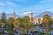 Die Vulkane El Misti und Chachani erheben sich über der Basilika der Kathedrale von Arequipa am Plaza de Armas,UNESCO-Weltkulturerbe,Arequipa,Peru,Südamerika