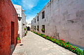 Weißer und roter Teil des Kreuzgangs und Klosters Santa Catalina de Siena,UNESCO-Welterbe,Arequipa,Peru,Südamerika