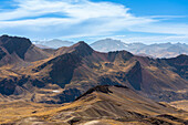 Tal und Berge in den Anden in der Nähe des Regenbogenbergs,Bezirk Pitumarca,Region Cusco (Cuzco),Peru,Südamerika,Südamerika