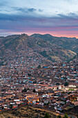 Blick von oben auf Cusco in der Abenddämmerung,UNESCO-Weltkulturerbe,Region Cusco,Peru,Südamerika