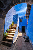 Blauer Abschnitt des Kreuzgangs und Klosters Santa Catalina de Siena,UNESCO-Weltkulturerbe,Arequipa,Peru,Südamerika