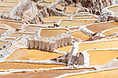 Säcke mit Salz in den Salinen von Maras,Salinas de Maras,Region Cuzco,Peru,Südamerika