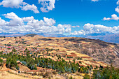 Dorf Racchi bei Chinchero mit Fernsicht auf die Anden,Heiliges Tal,Peru,Südamerika